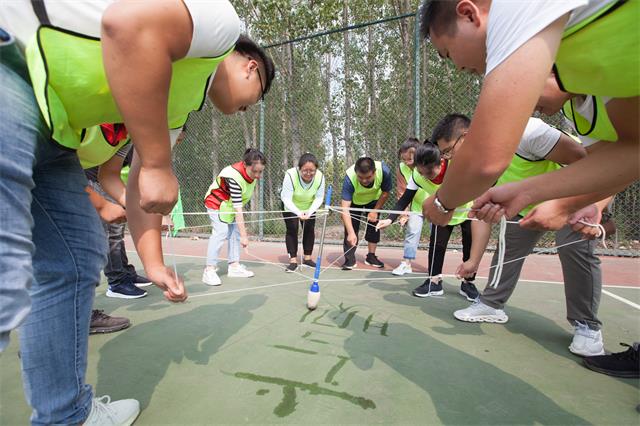 醇小重慶老火鍋第一屆戶外拓展“點燃激情，挑戰(zhàn)自我”